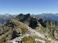 P1080542  Die Fortsetzung des Grates Richtung Pass d' Arsa