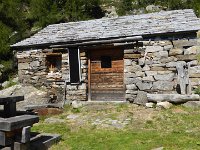 P1080584  Diese Jagdhütten sind gut ausgebaut. Man könnte sie auch zum Übernachten benutzen.Gehören den Jägervereinen des Misox.