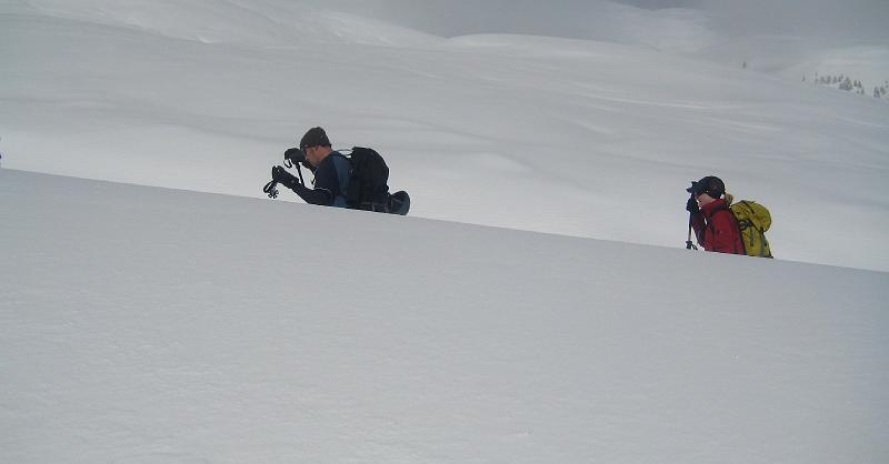 IMG_1893.JPG - Der Schnee war hüfttief - vielleicht hat auch nur die Perspektive gestimmt ?  
(Foto von Peter Zollinger)